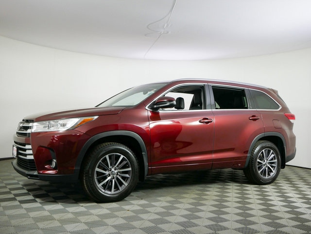 Used 2017 Toyota Highlander XLE with VIN 5TDJZRFH9HS399253 for sale in Inver Grove Heights, Minnesota