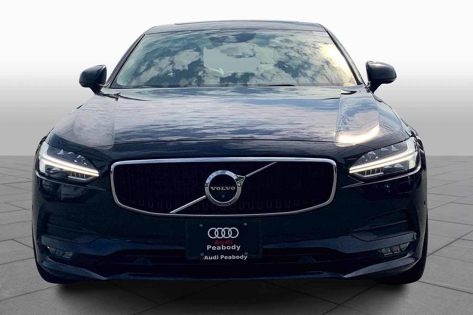 2017 Volvo S90 Momentum photo 3