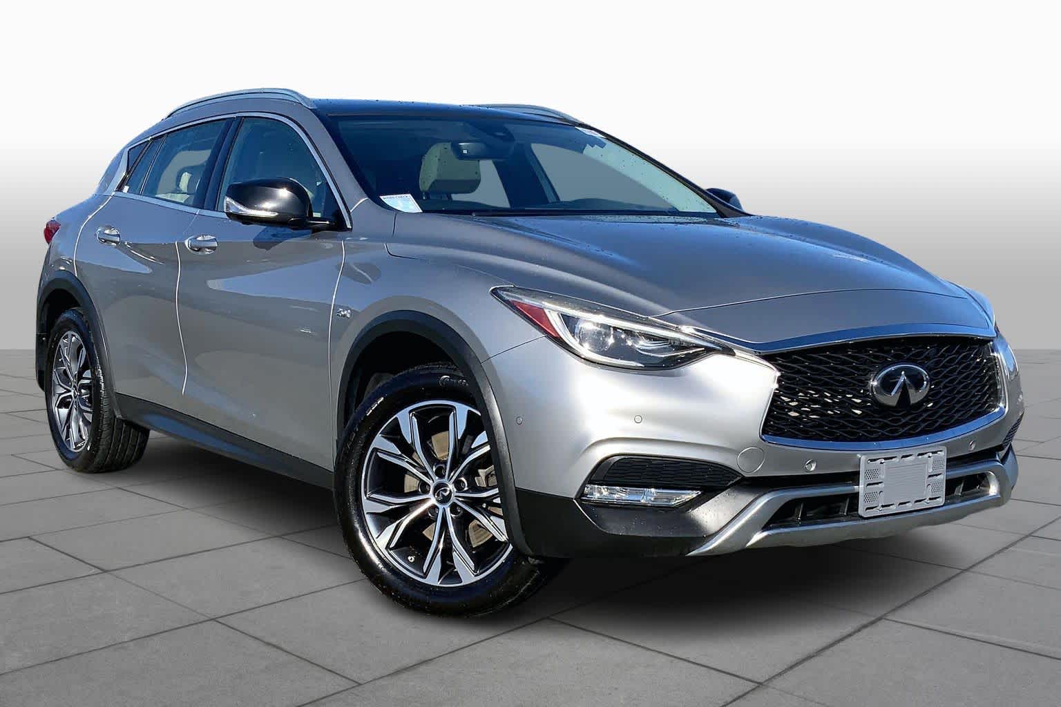 2018 Infiniti QX30 Essential photo 2