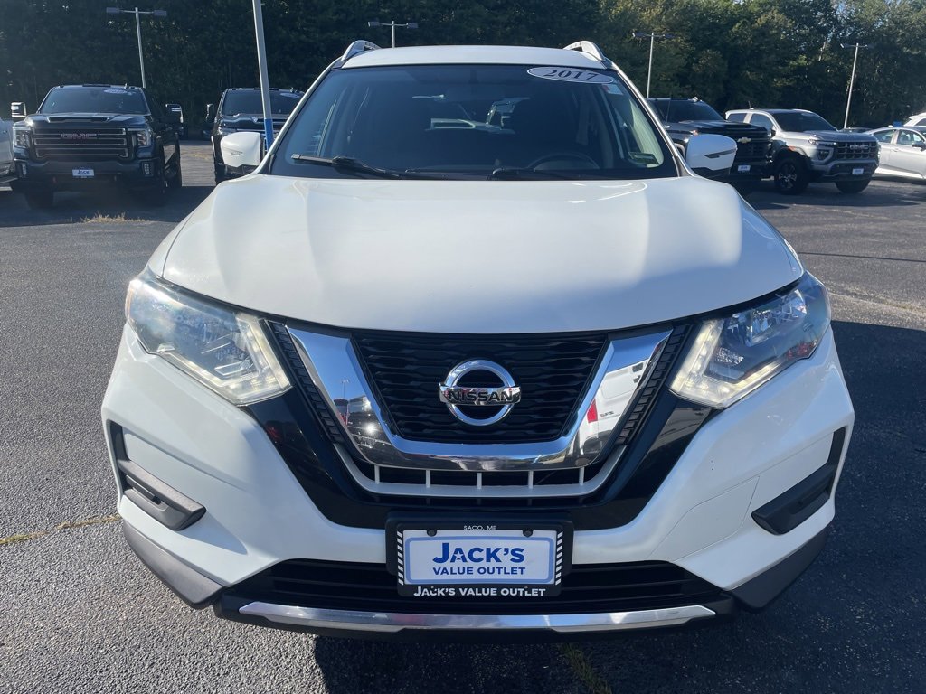 2017 Nissan Rogue SV photo 2