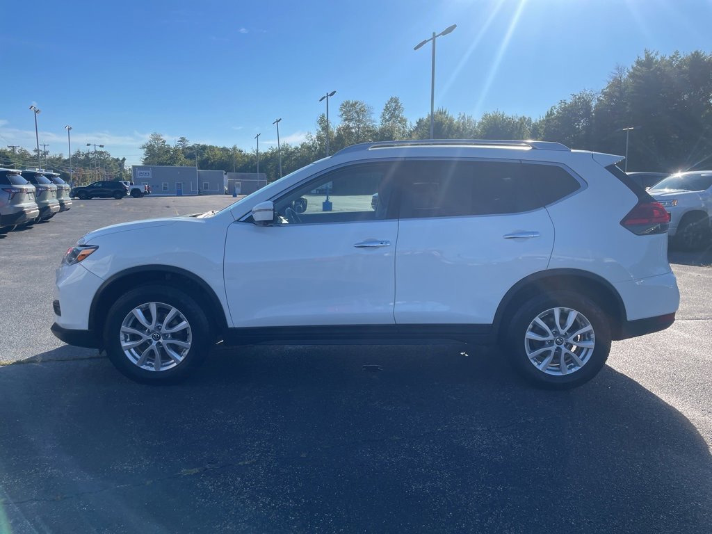 2017 Nissan Rogue SV photo 3