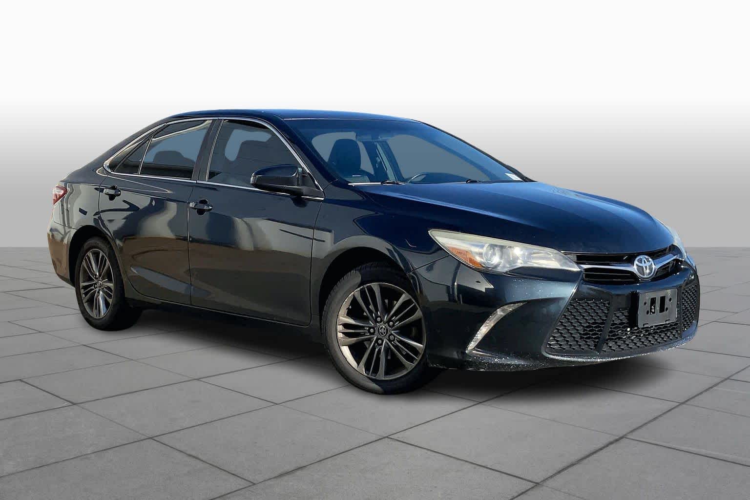 2015 Toyota Camry SE photo 2