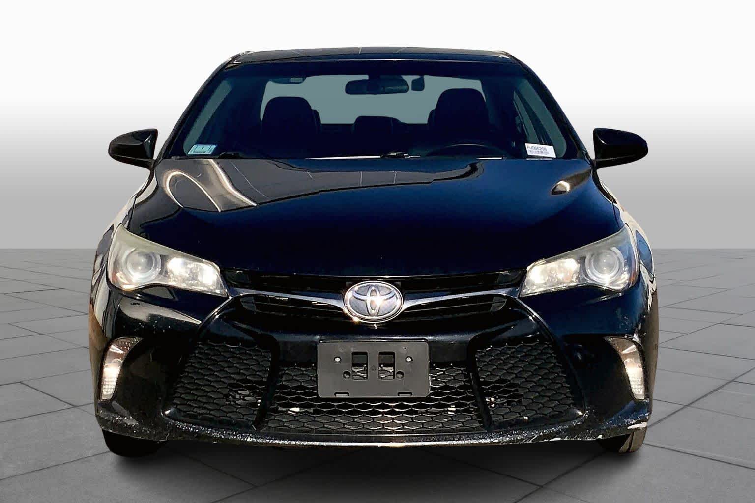 2015 Toyota Camry SE photo 3