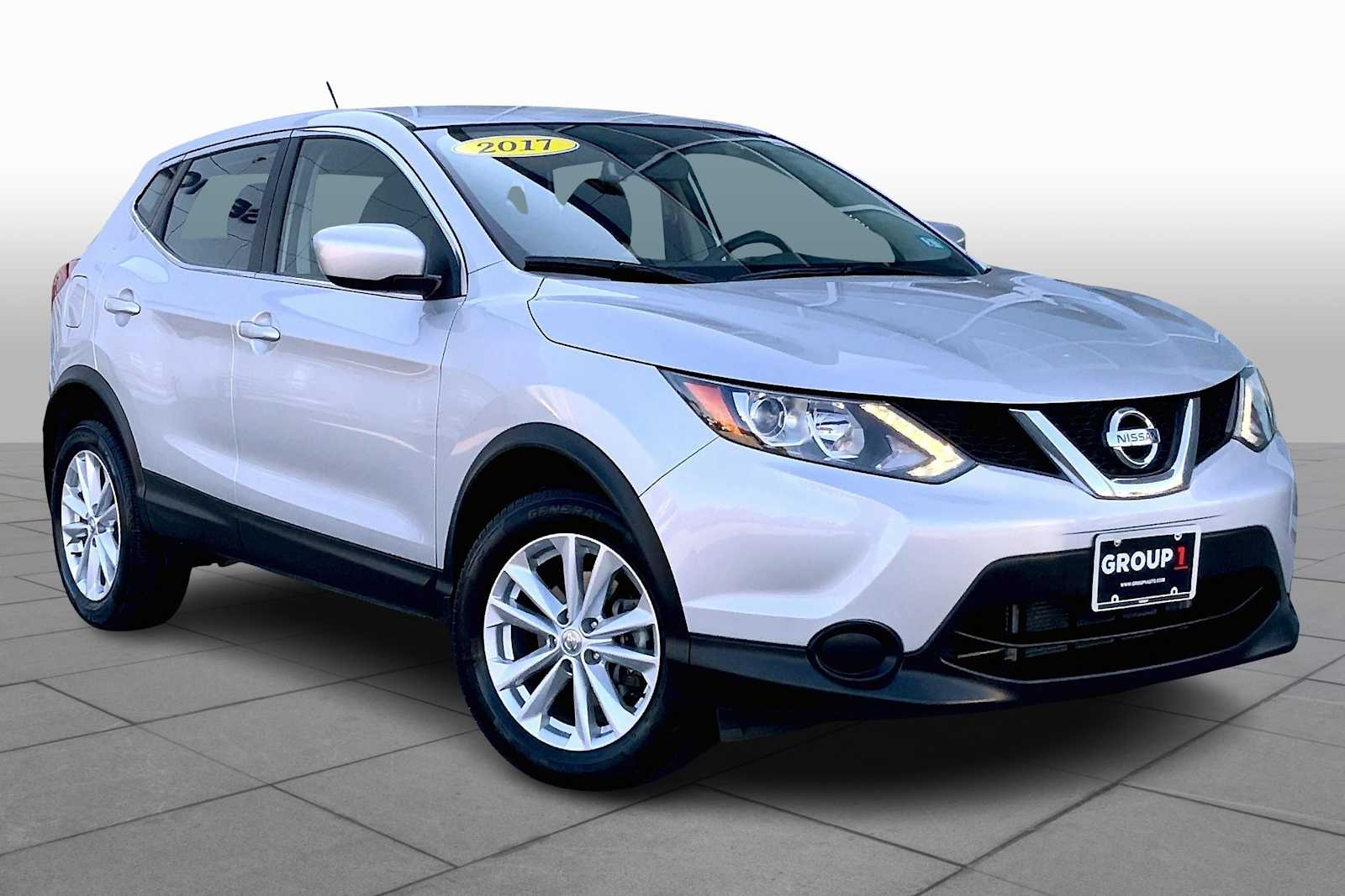 2017 Nissan Rogue Sport S photo 2