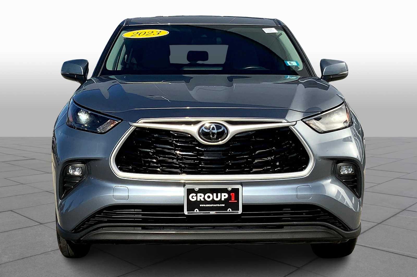 2023 Toyota Highlander LE photo 2