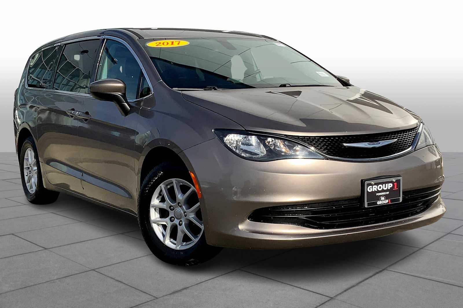 2017 Chrysler Pacifica Touring photo 2