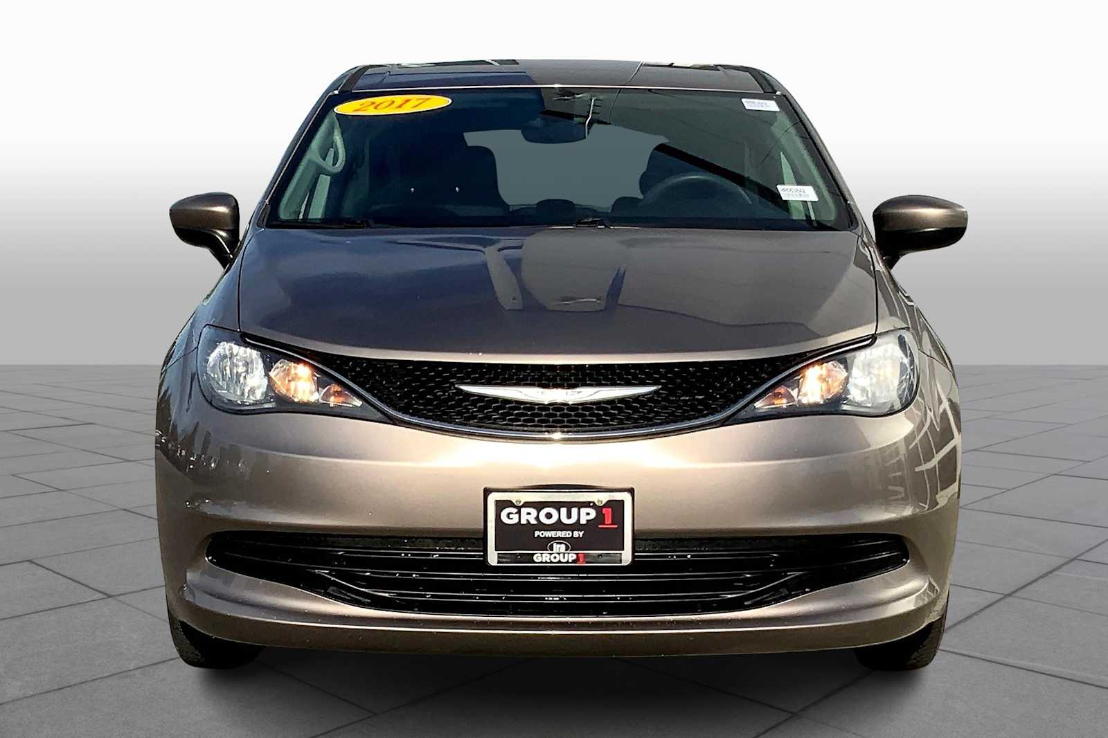 2017 Chrysler Pacifica Touring photo 3