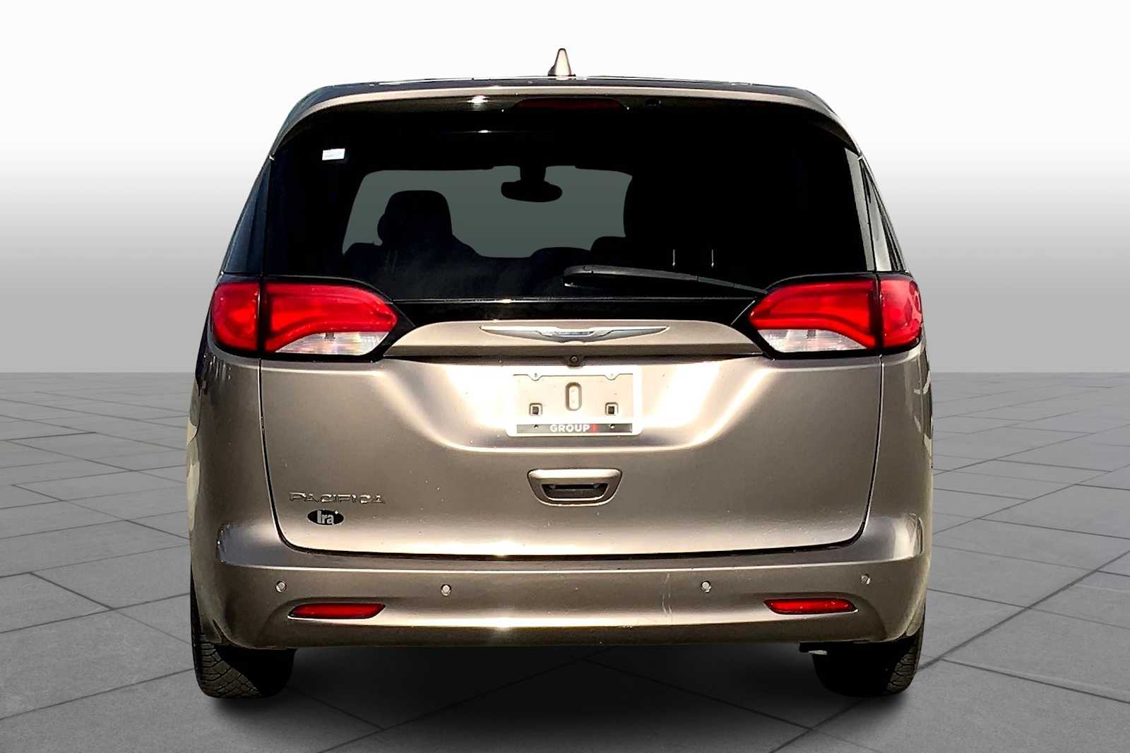 2017 Chrysler Pacifica Touring photo 4