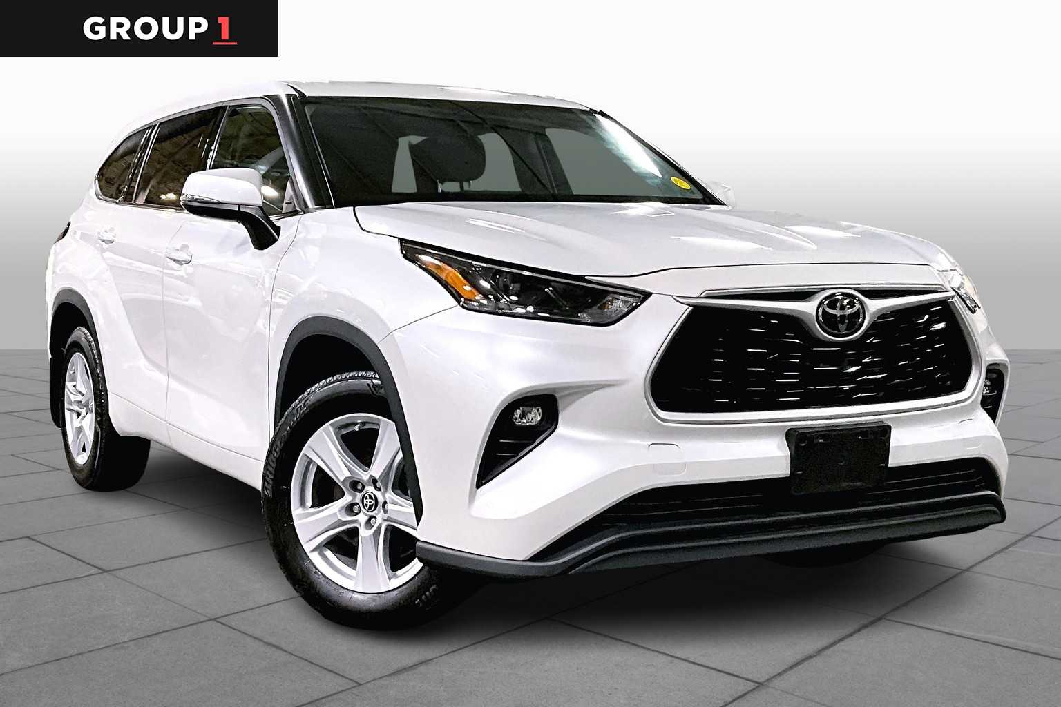 2022 Toyota Highlander LE photo 2