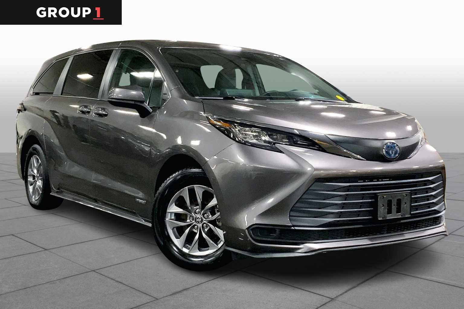 2021 Toyota Sienna LE photo 2