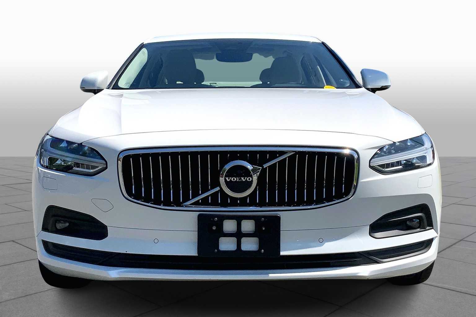 2022 Volvo S90 Momentum photo 3
