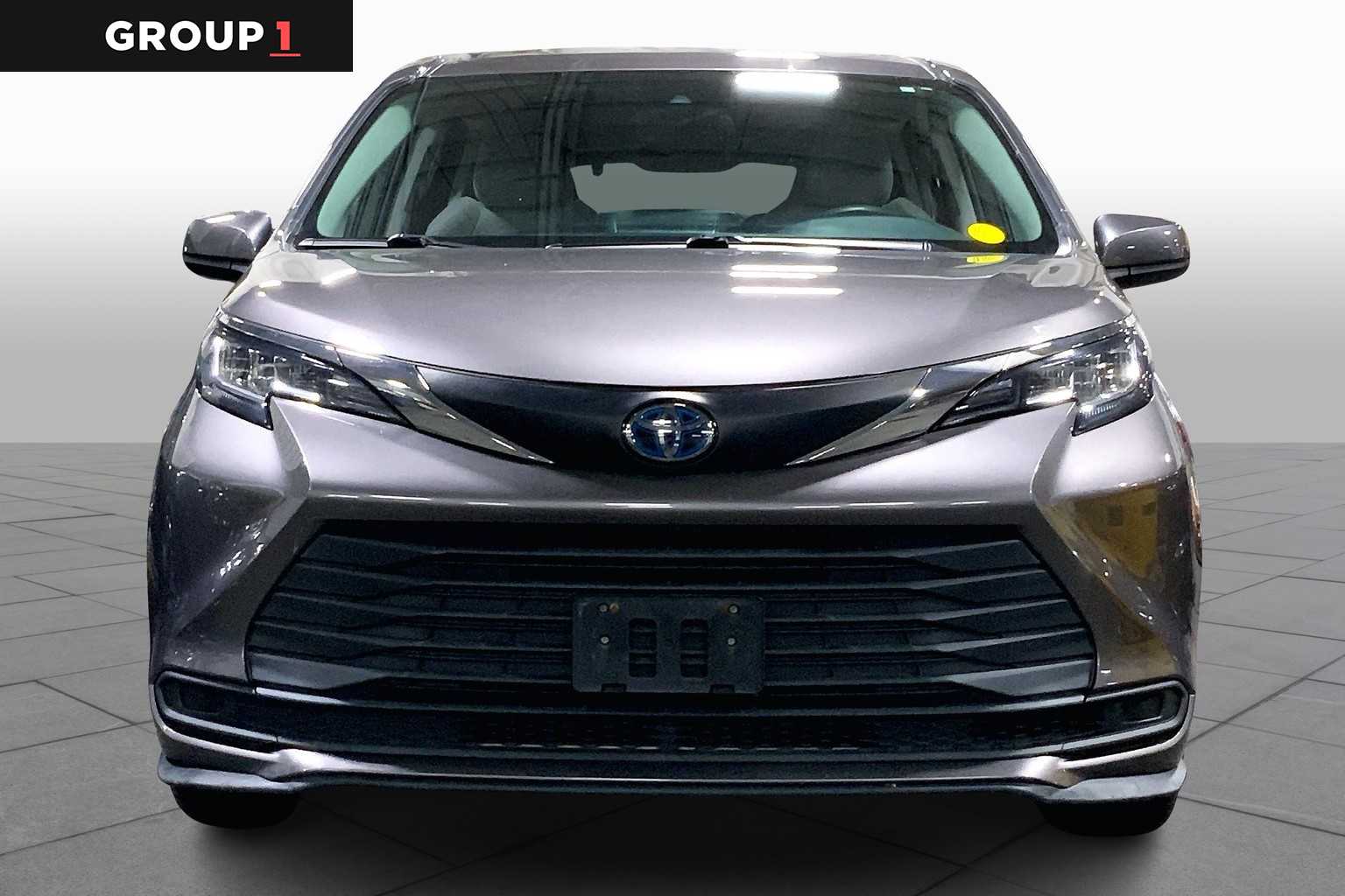 2021 Toyota Sienna LE photo 3