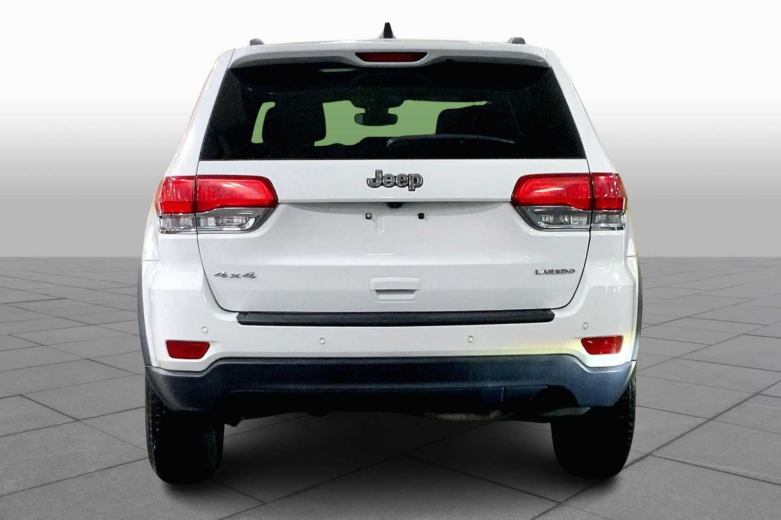 2017 Jeep Grand Cherokee Laredo photo 3