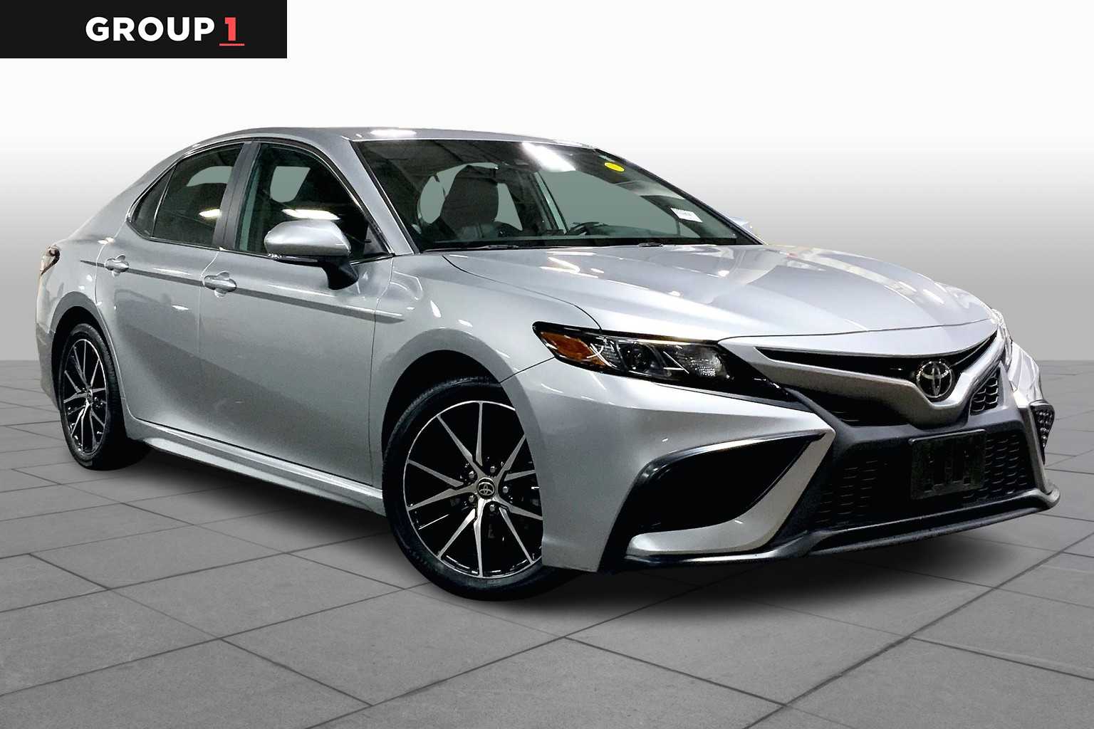2022 Toyota Camry SE photo 2