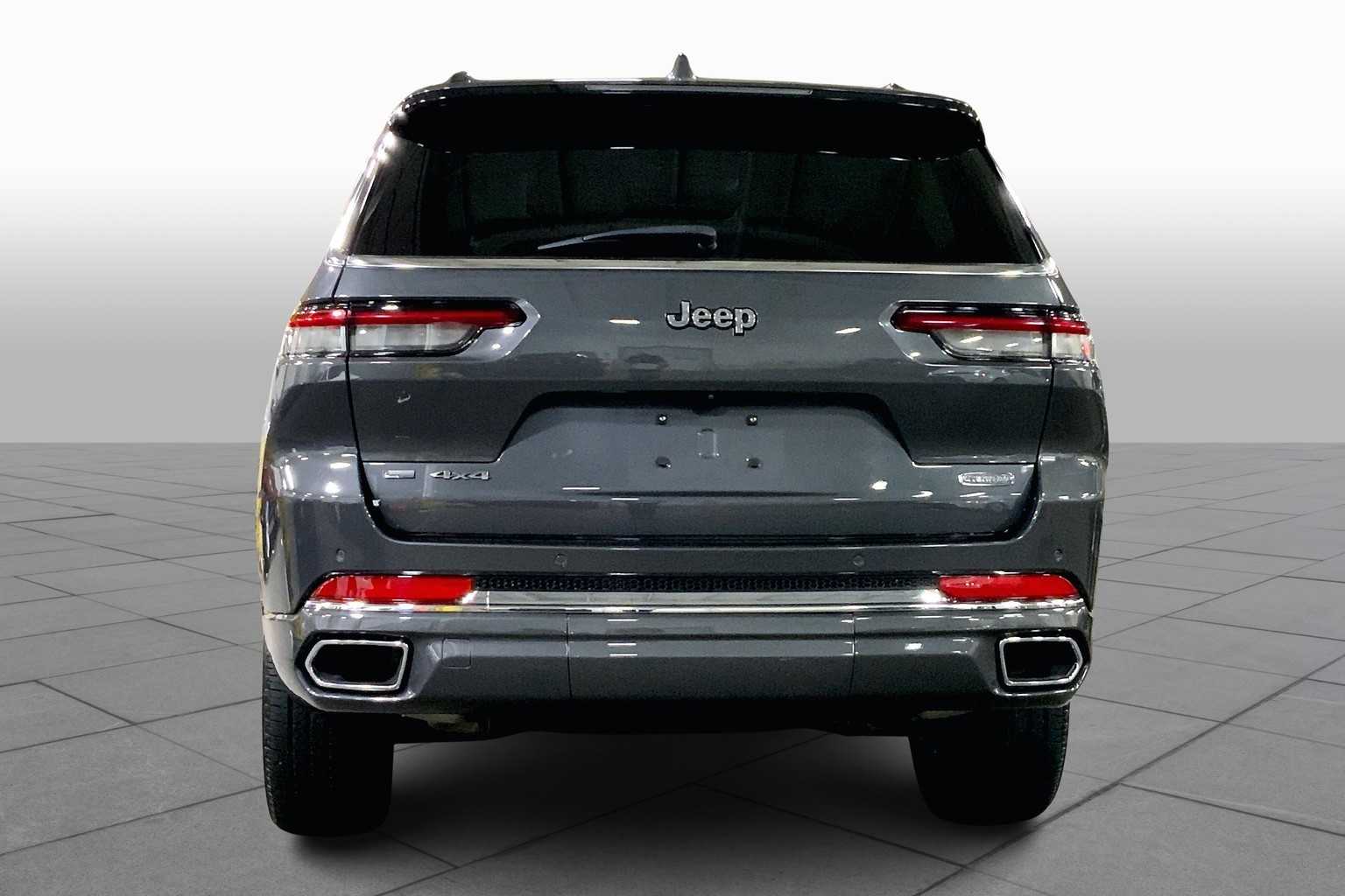 2023 Jeep Grand Cherokee Overland photo 3