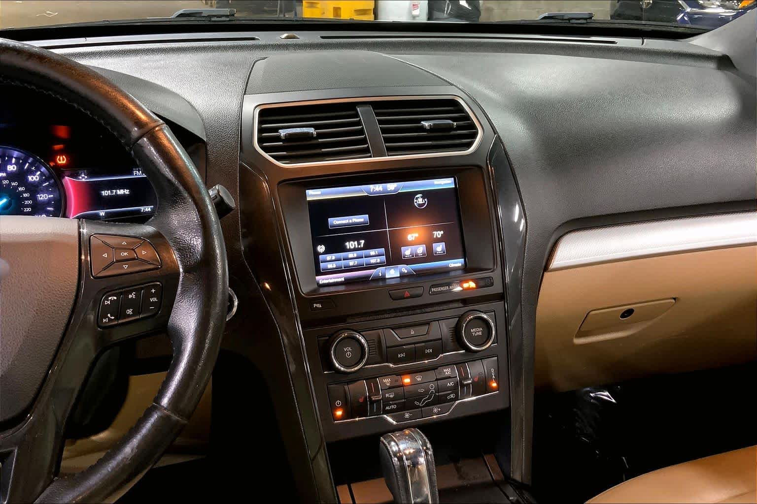 2016 Ford Explorer XLT photo 3