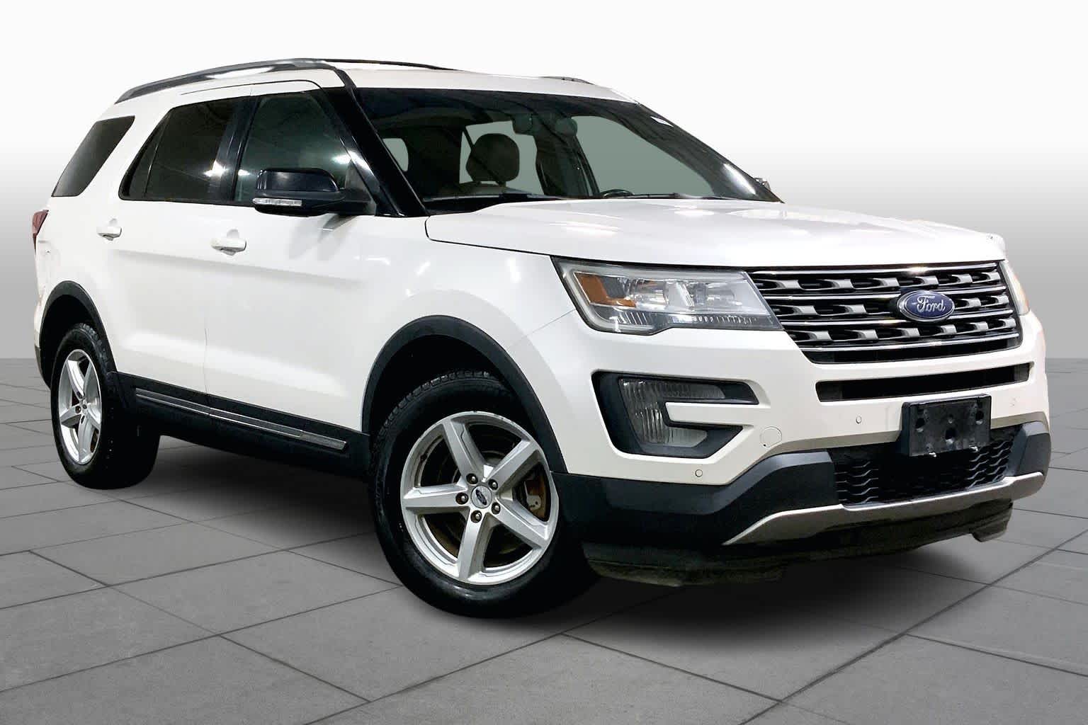 2016 Ford Explorer XLT photo 2