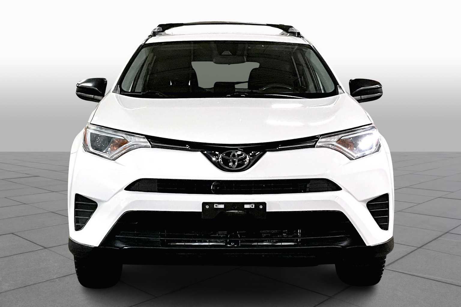 2018 Toyota RAV4 LE photo 3