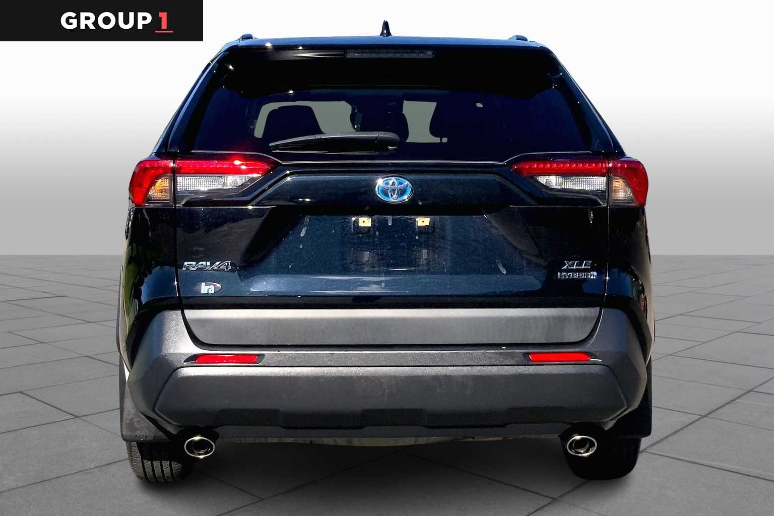 2022 Toyota RAV4 Hybrid XLE photo 2