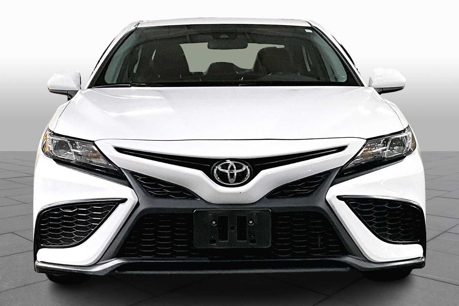 2021 Toyota Camry SE photo 3