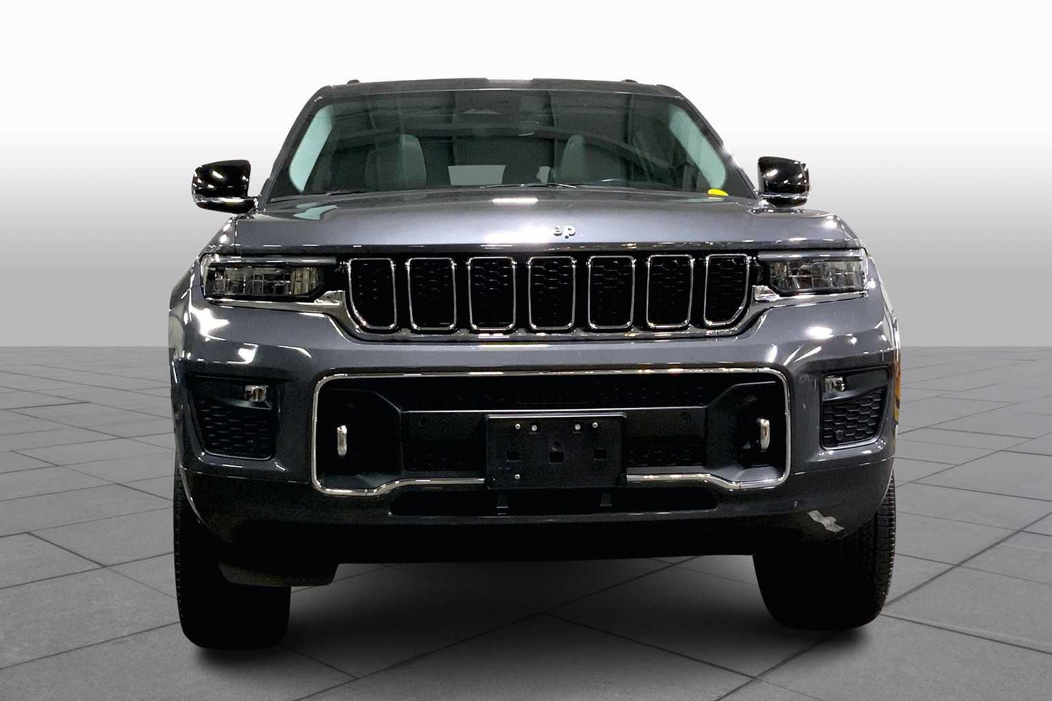 2023 Jeep Grand Cherokee Overland photo 2