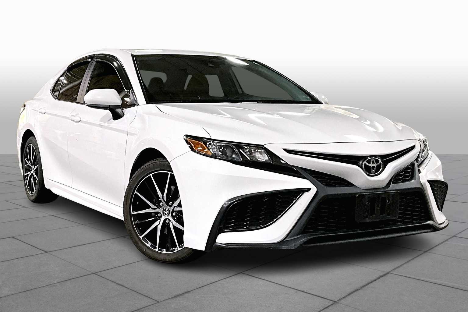 2021 Toyota Camry SE photo 2