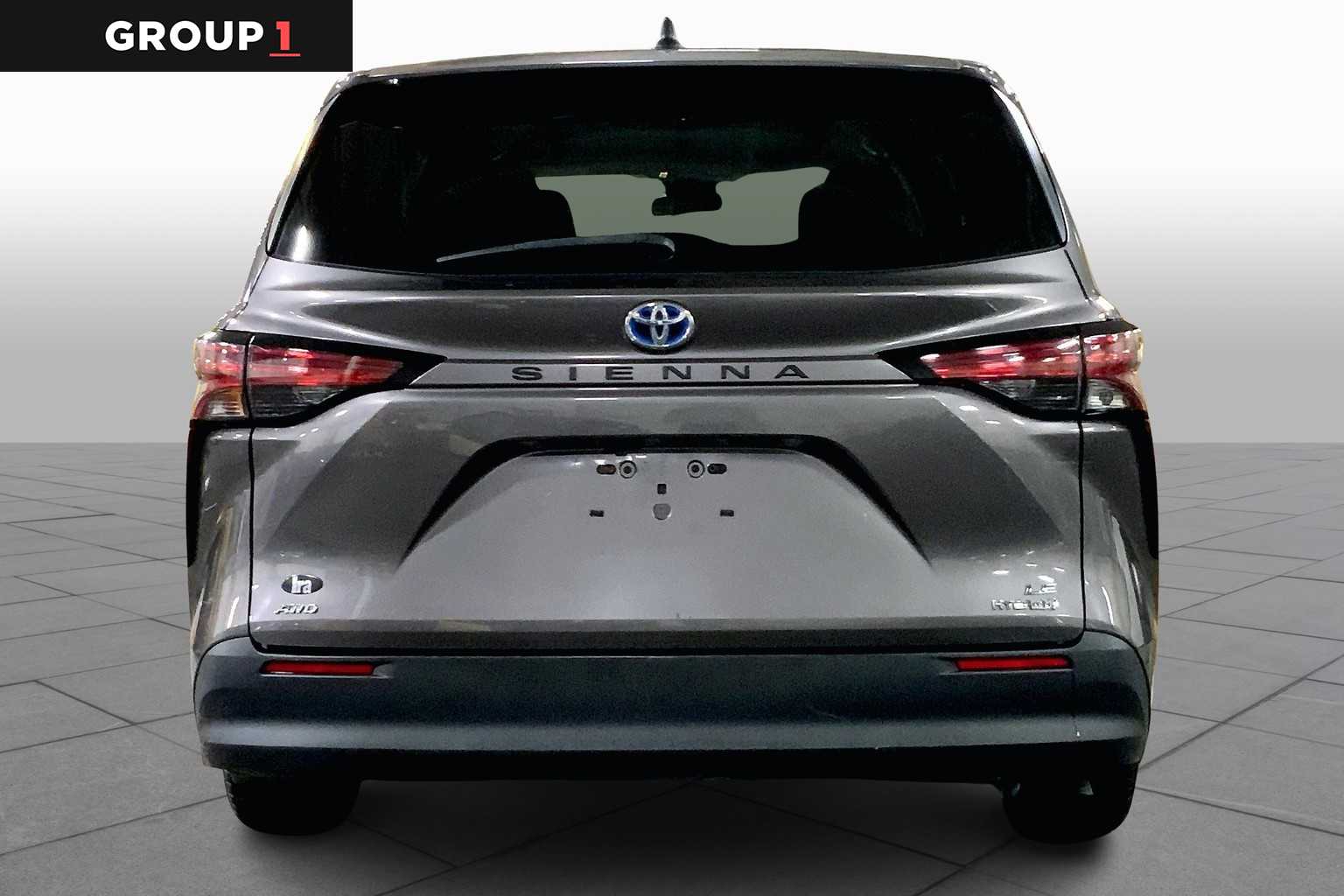 2021 Toyota Sienna LE photo 4
