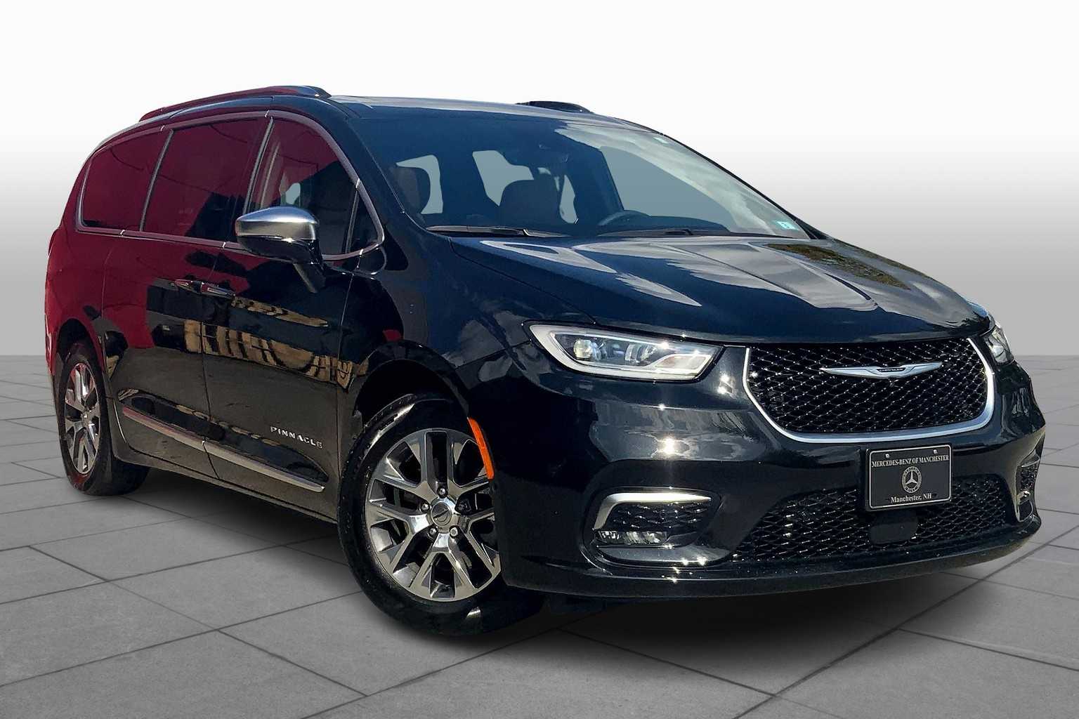 2023 Chrysler Pacifica Hybrid Pinnacle photo 3