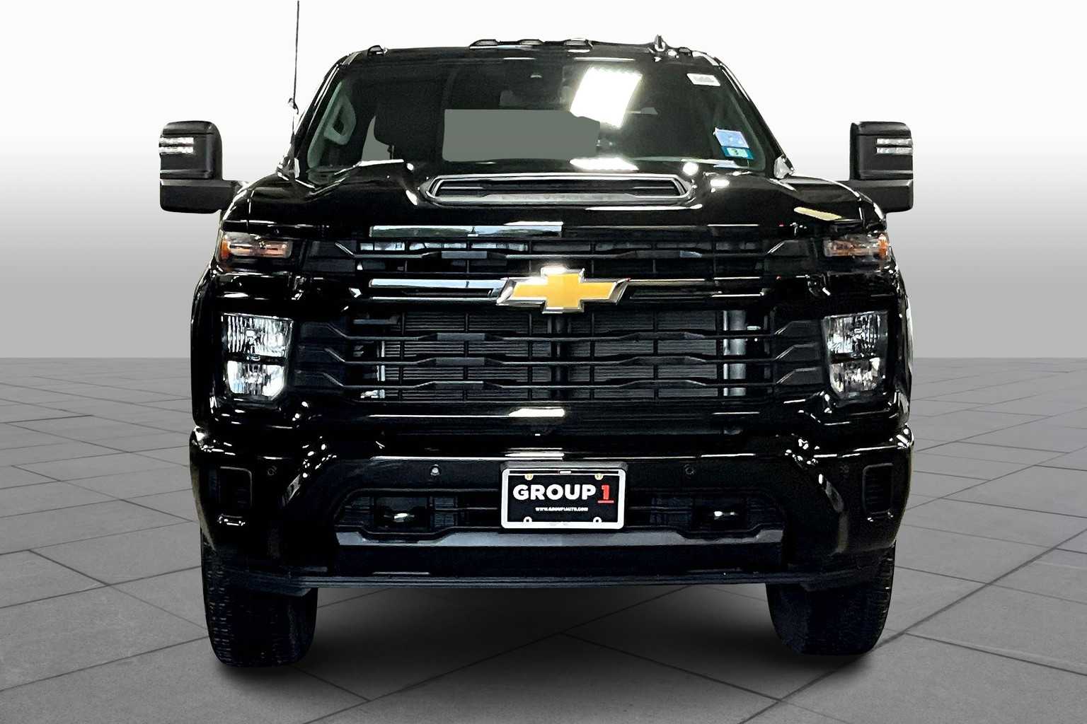 2025 Chevrolet Silverado 2500HD Custom photo 3