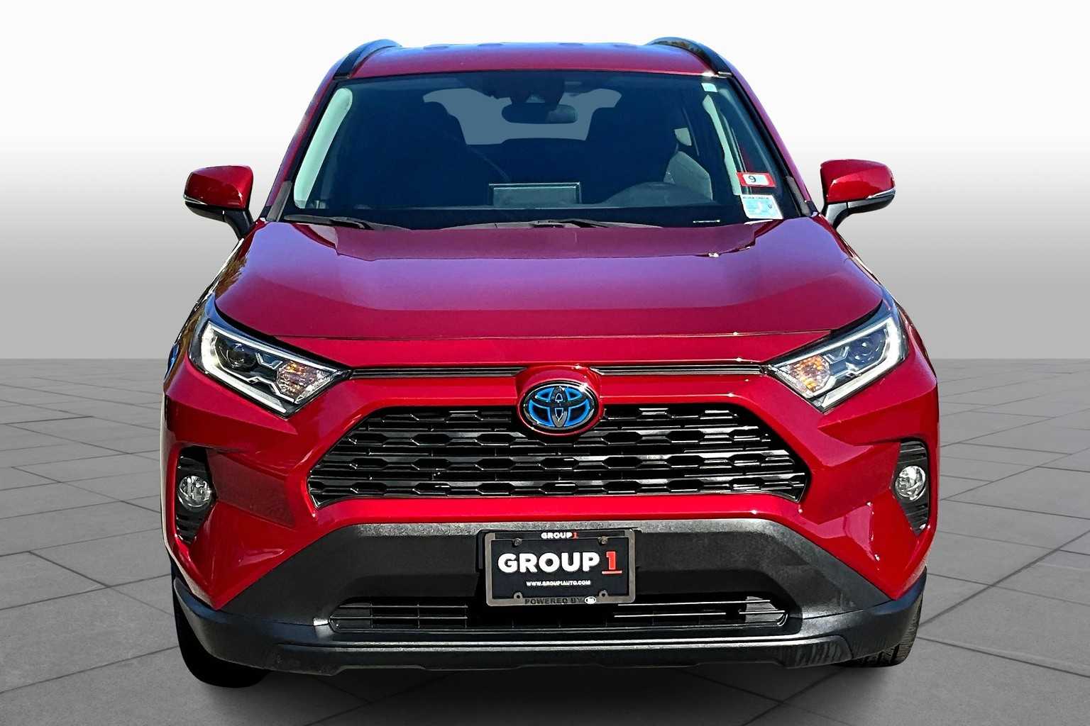 2021 Toyota RAV4 Hybrid XLE photo 3
