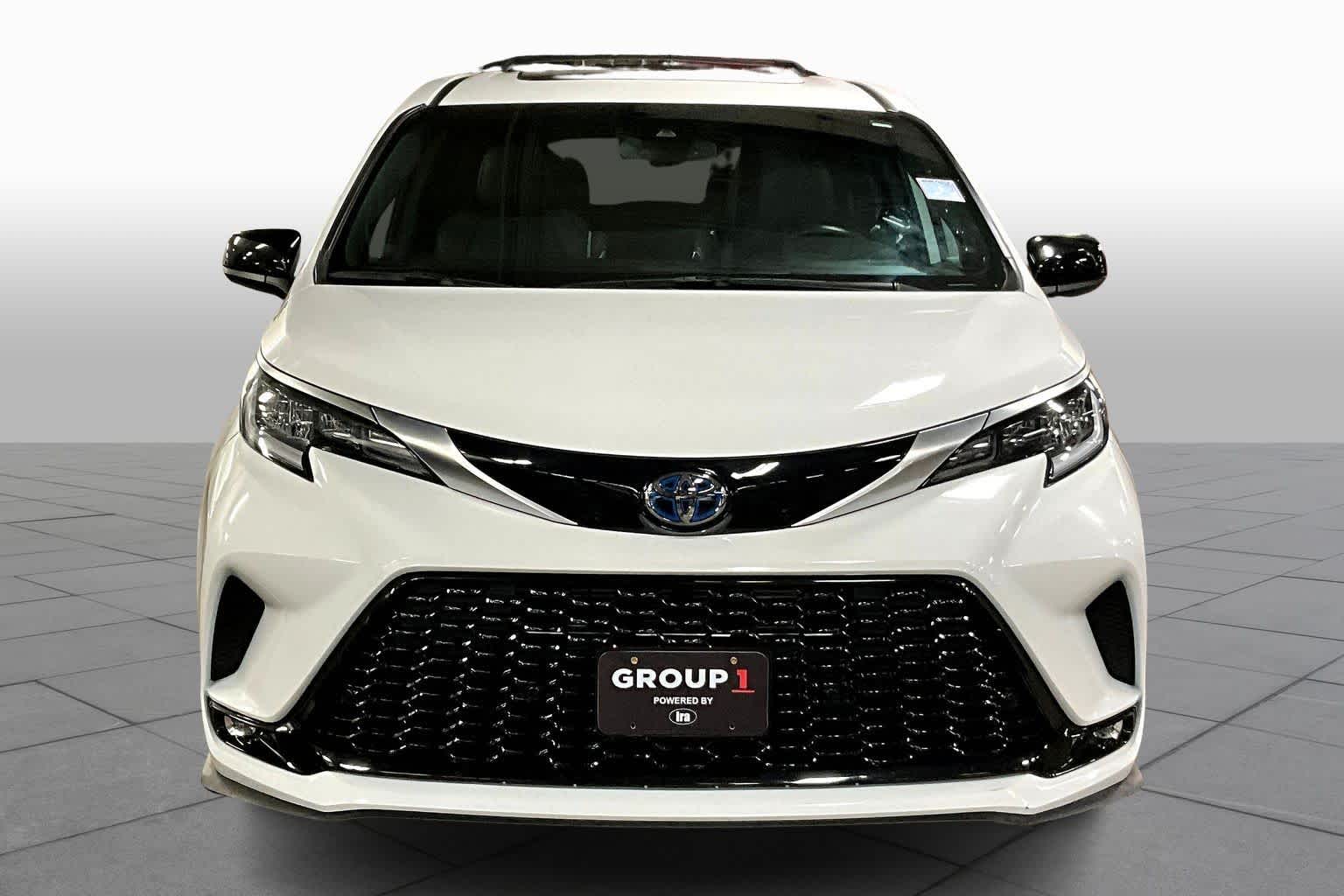 2023 Toyota Sienna XSE photo 3
