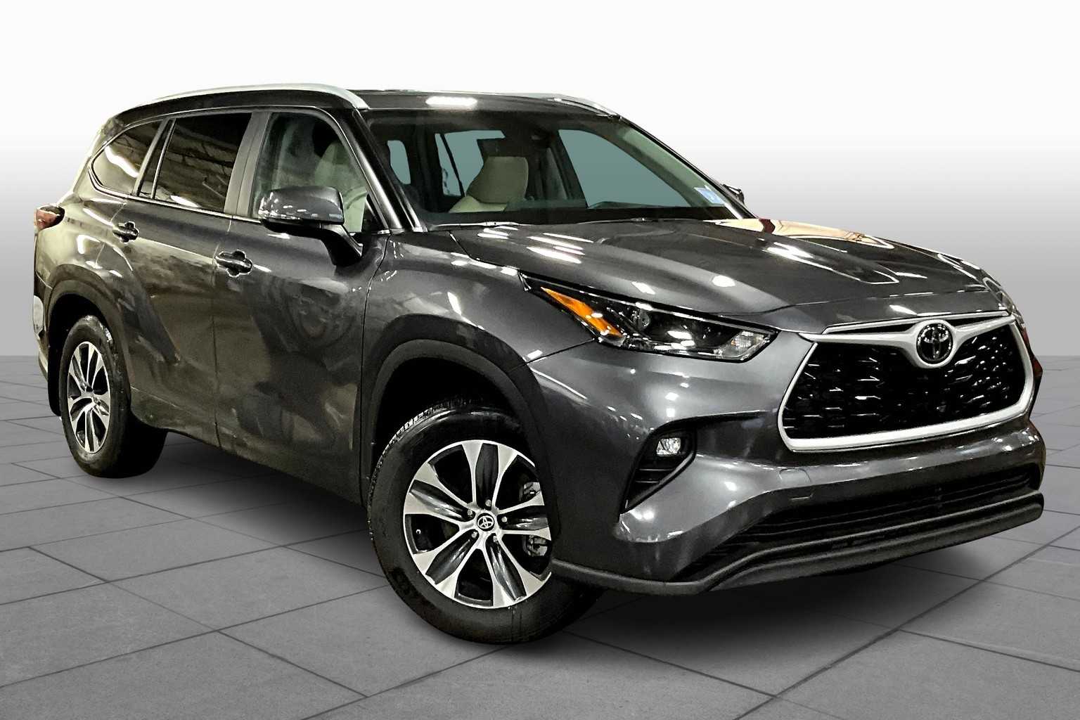 2024 Toyota Highlander LE photo 2