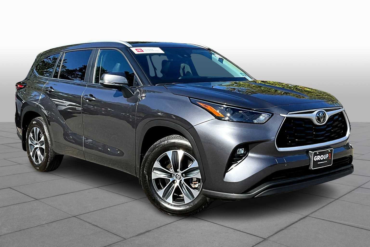 2024 Toyota Highlander XLE photo 2