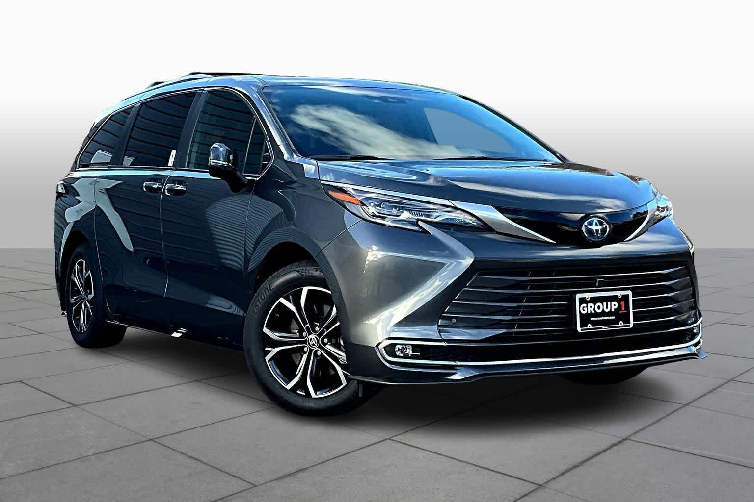 2025 Toyota Sienna Platinum photo 2