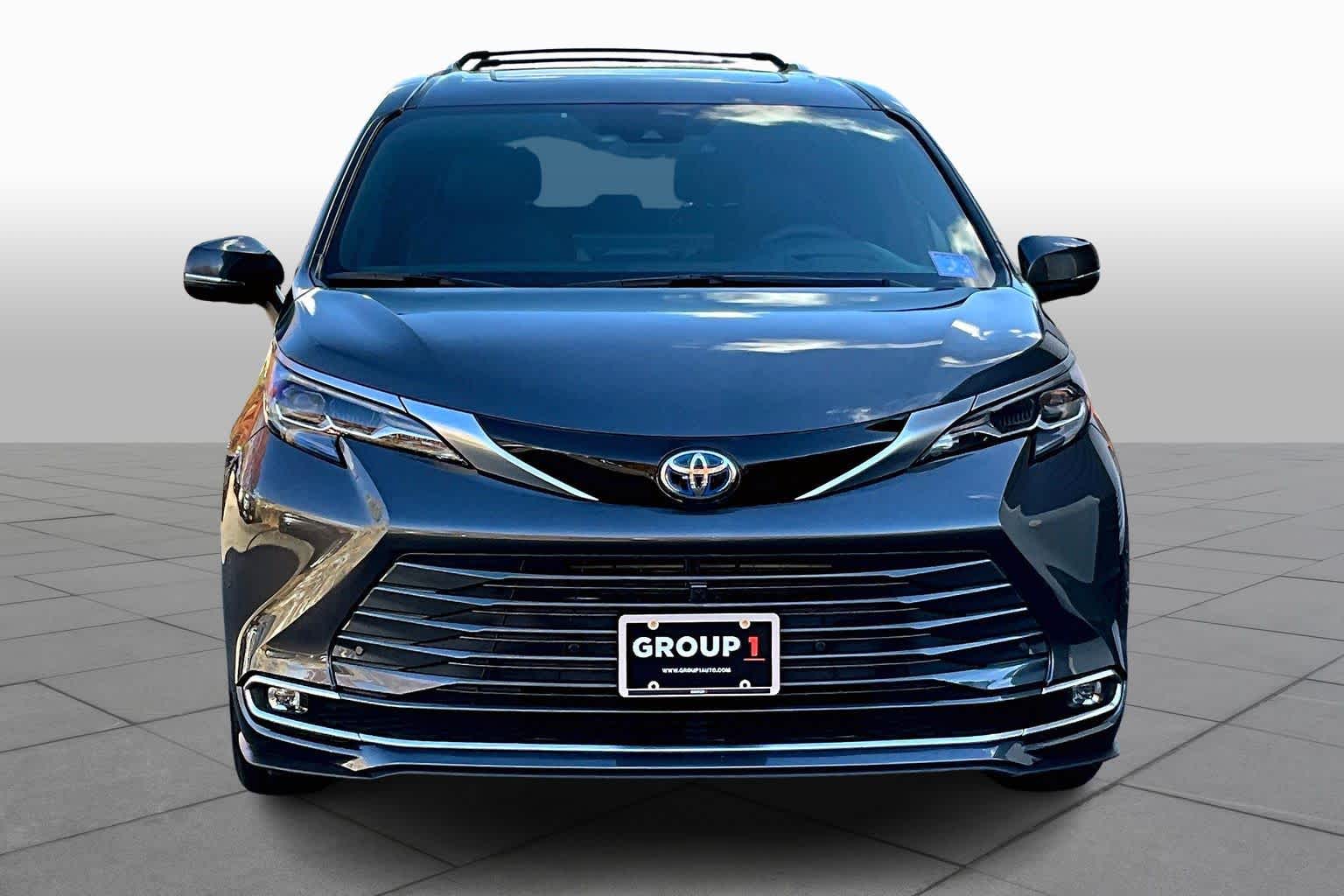 2025 Toyota Sienna Platinum photo 3