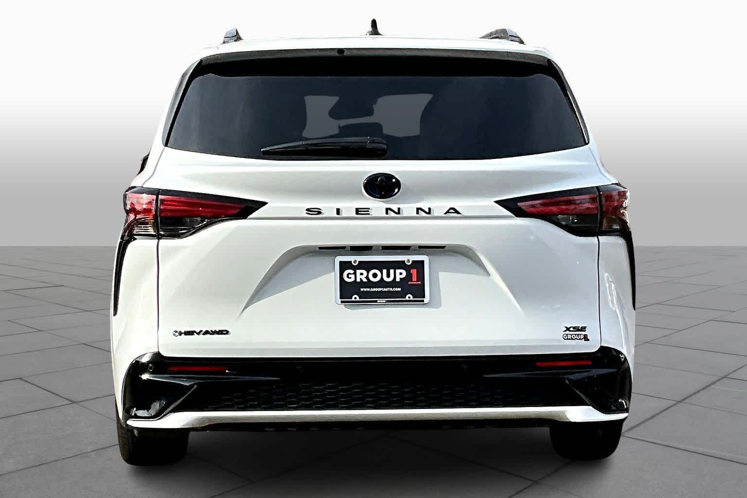 2025 Toyota Sienna XSE photo 3