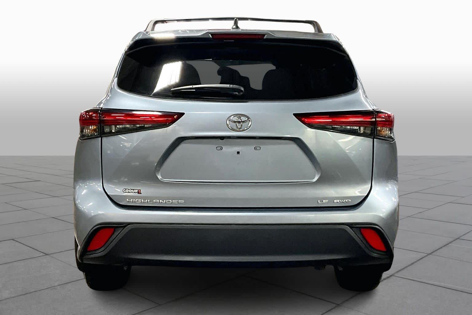 2022 Toyota Highlander LE photo 3