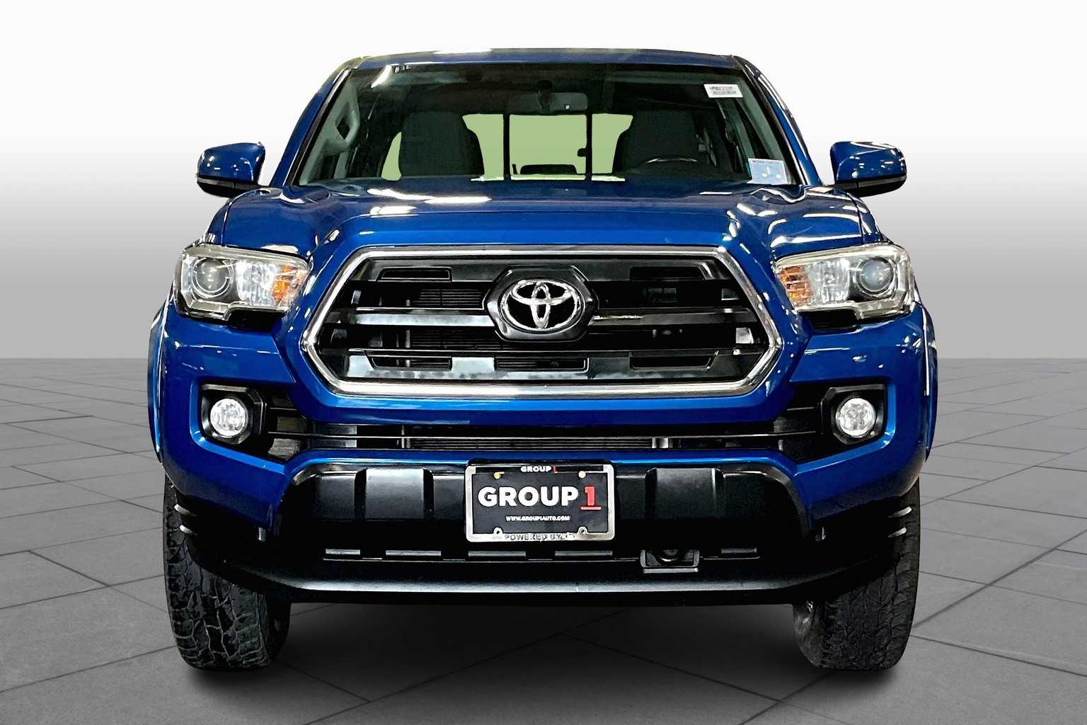 2017 Toyota Tacoma SR5 Double Cab V6 4x4 photo 3