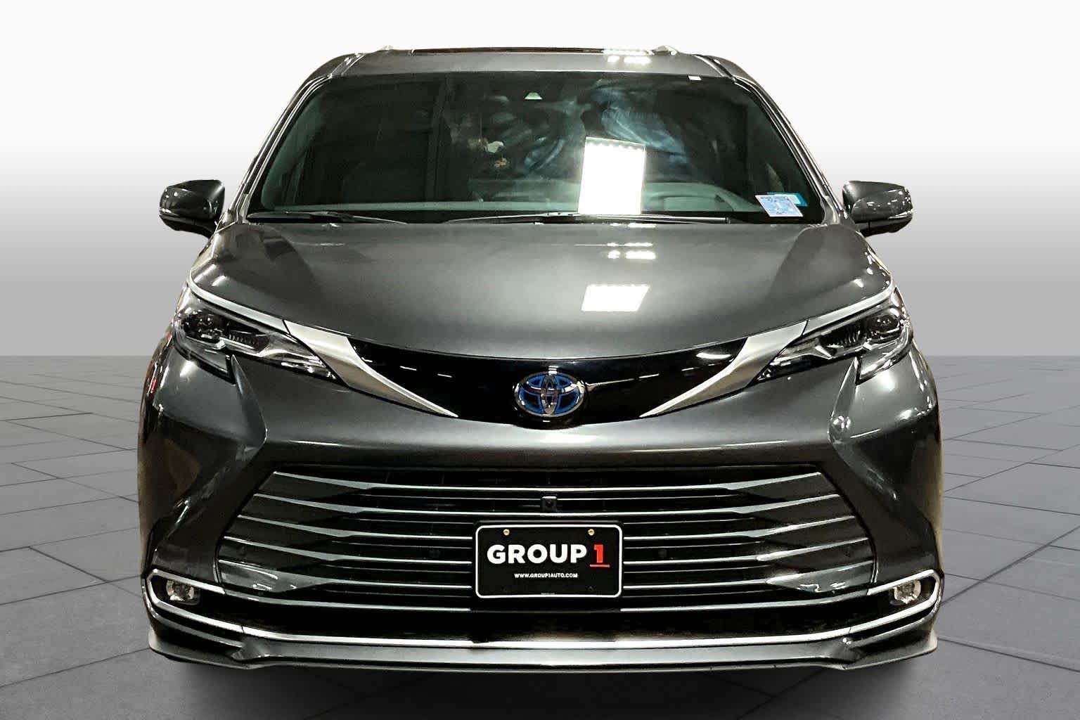 2025 Toyota Sienna Platinum photo 3