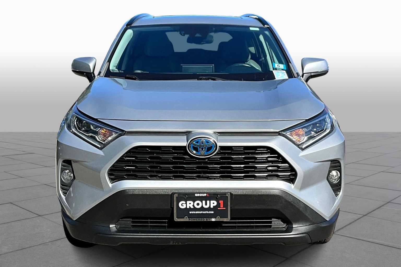 2020 Toyota RAV4 Hybrid XLE photo 3