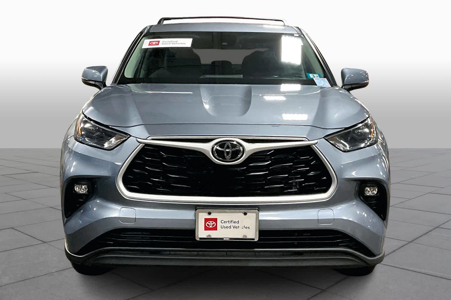 2022 Toyota Highlander LE photo 2