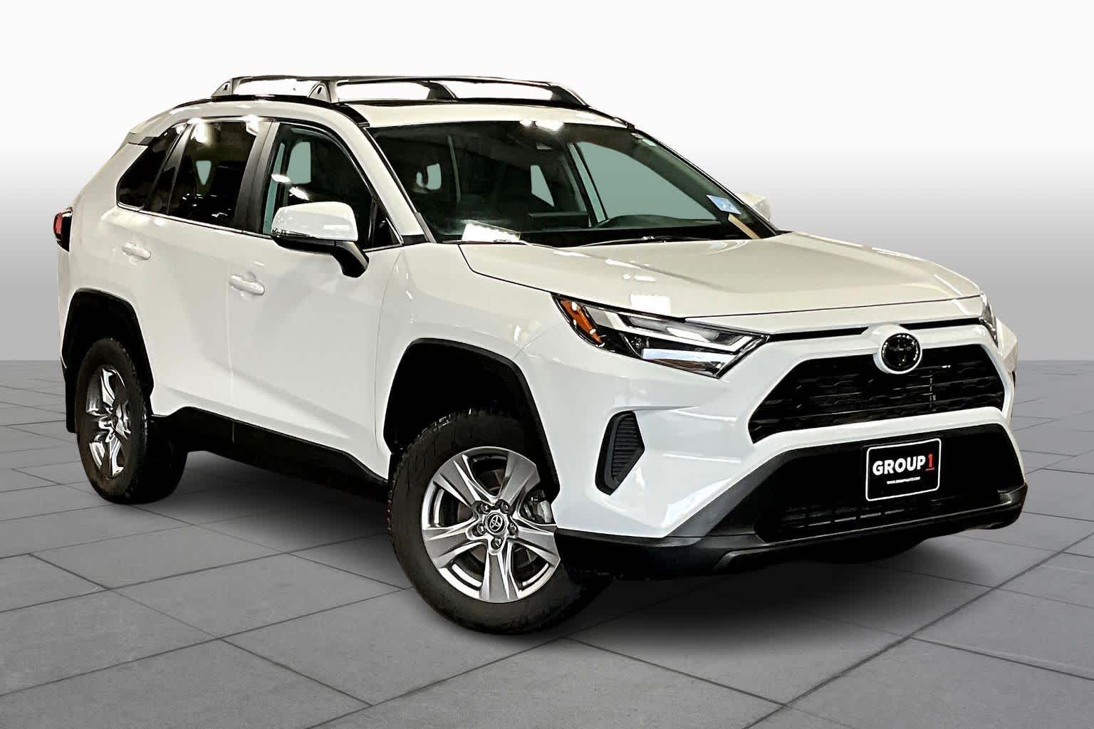 2022 Toyota RAV4 XLE photo 2