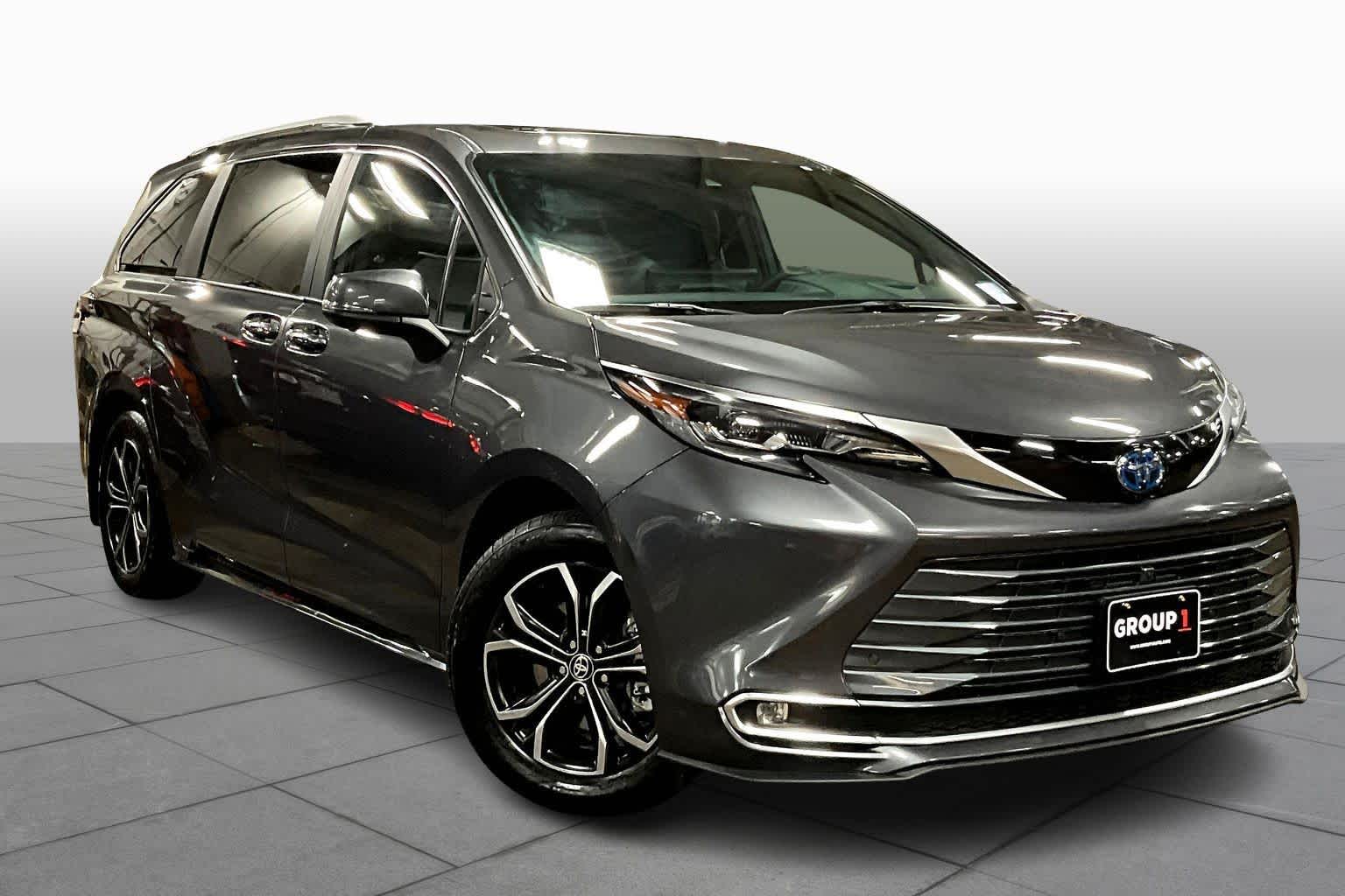 2025 Toyota Sienna Platinum photo 2