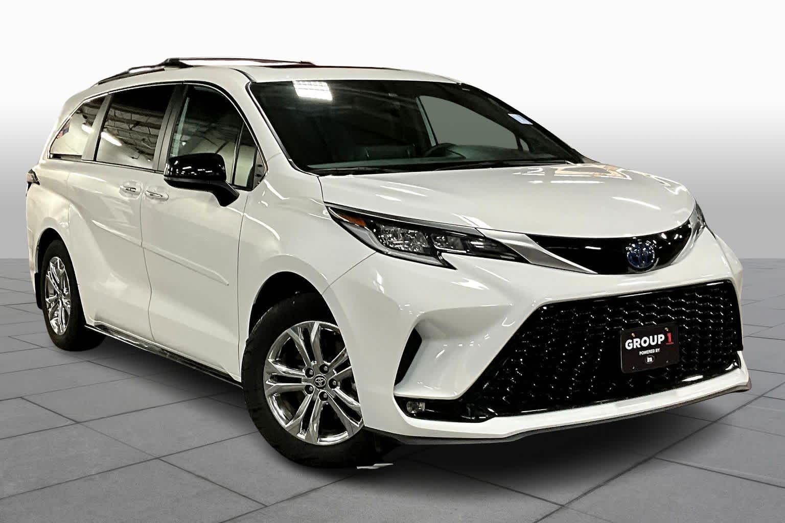 2023 Toyota Sienna XSE photo 2