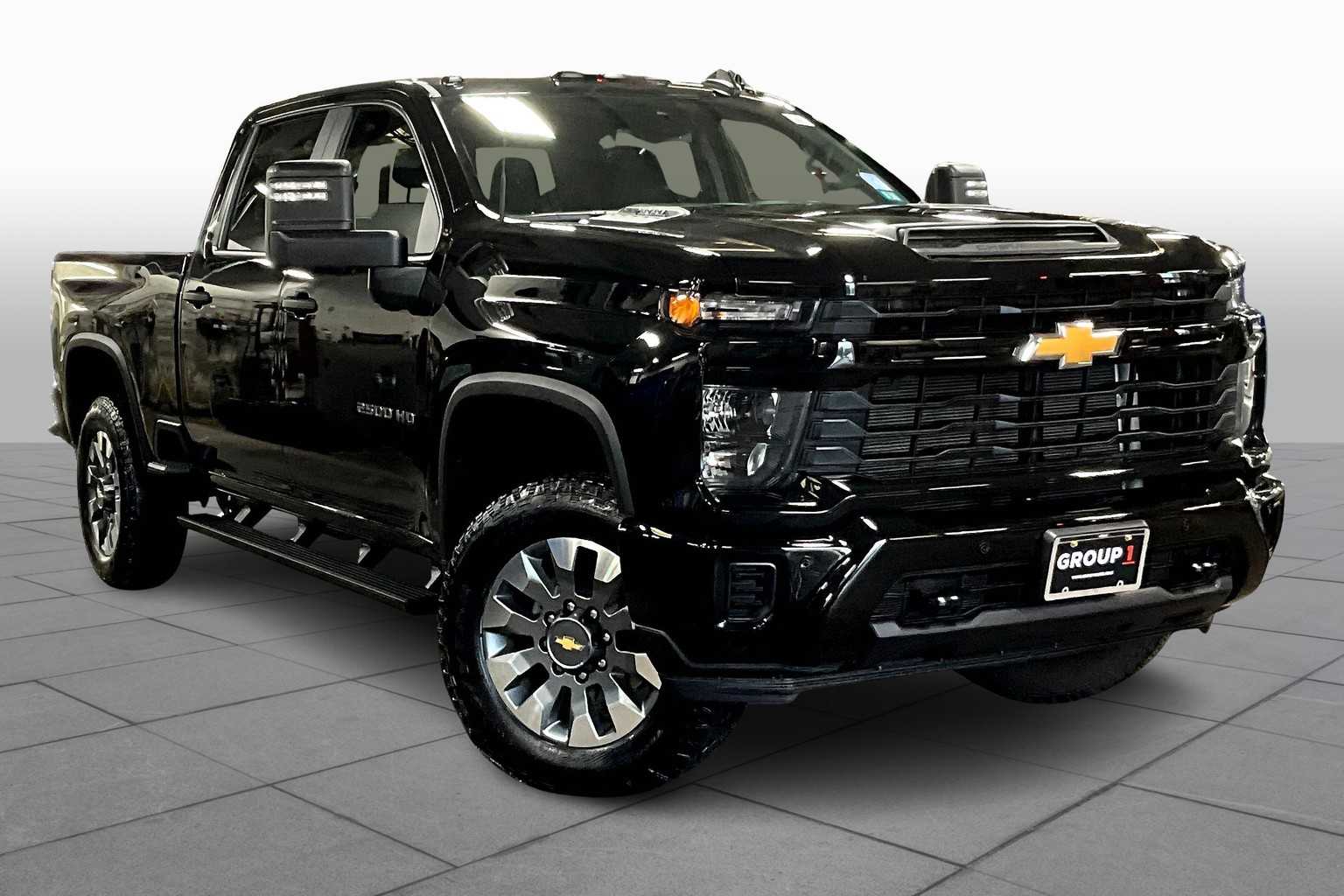 2025 Chevrolet Silverado 2500HD Custom photo 2