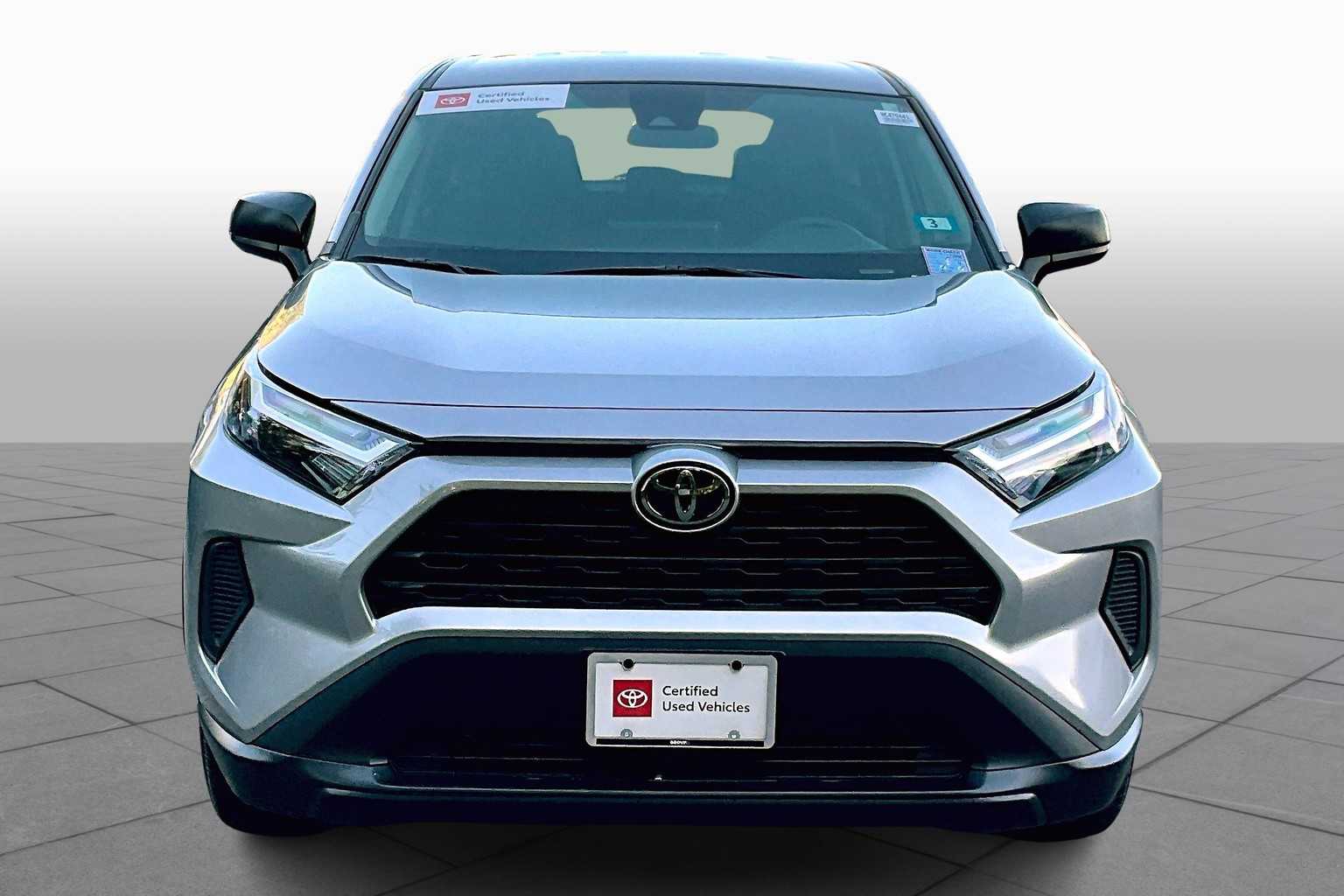 2024 Toyota RAV4 LE photo 3