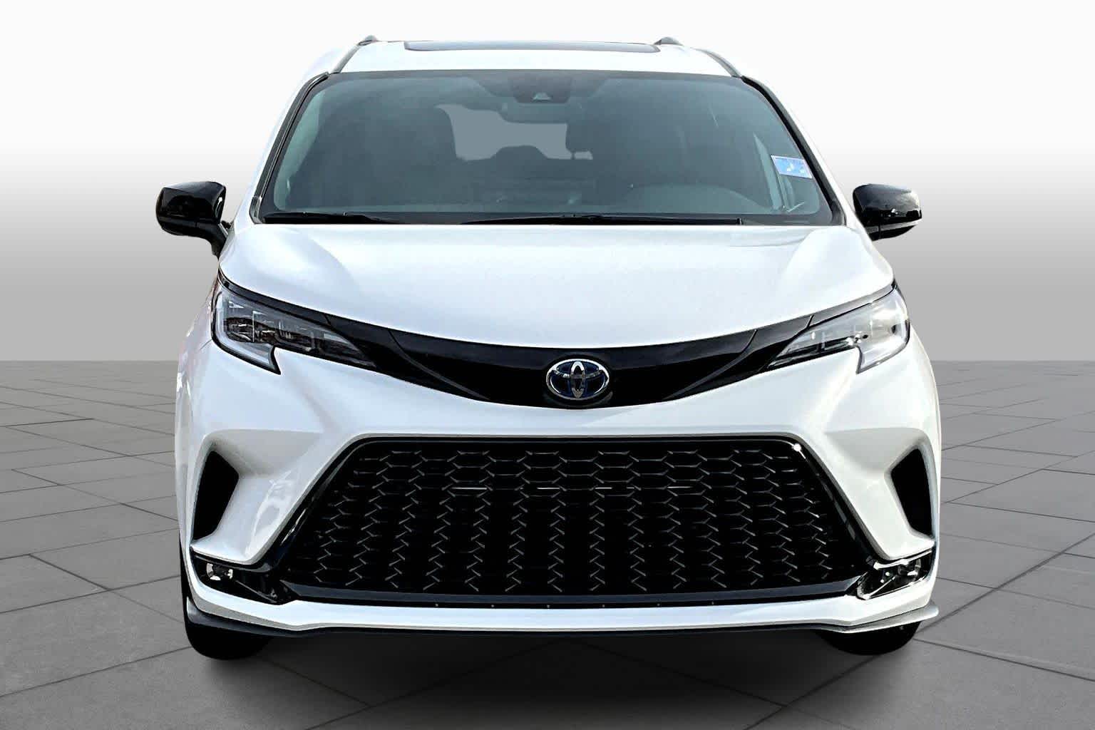 2025 Toyota Sienna XSE photo 2