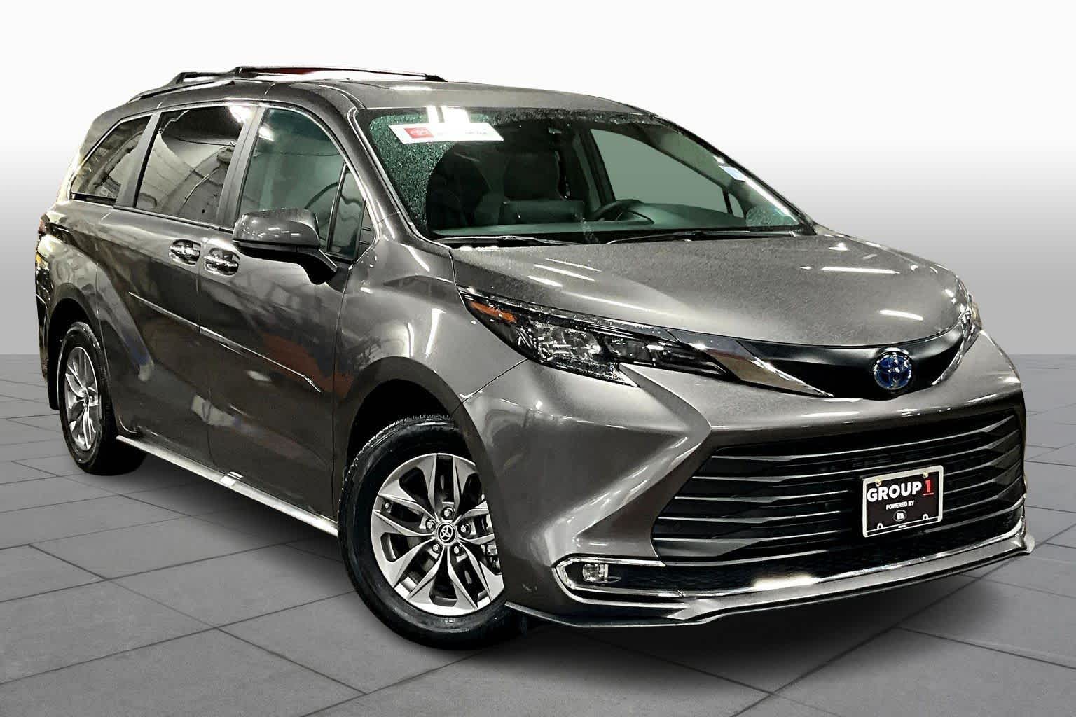 2024 Toyota Sienna XLE photo 2