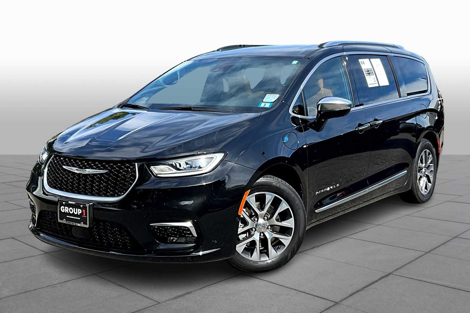 2023 Chrysler Pacifica Hybrid Pinnacle photo 2