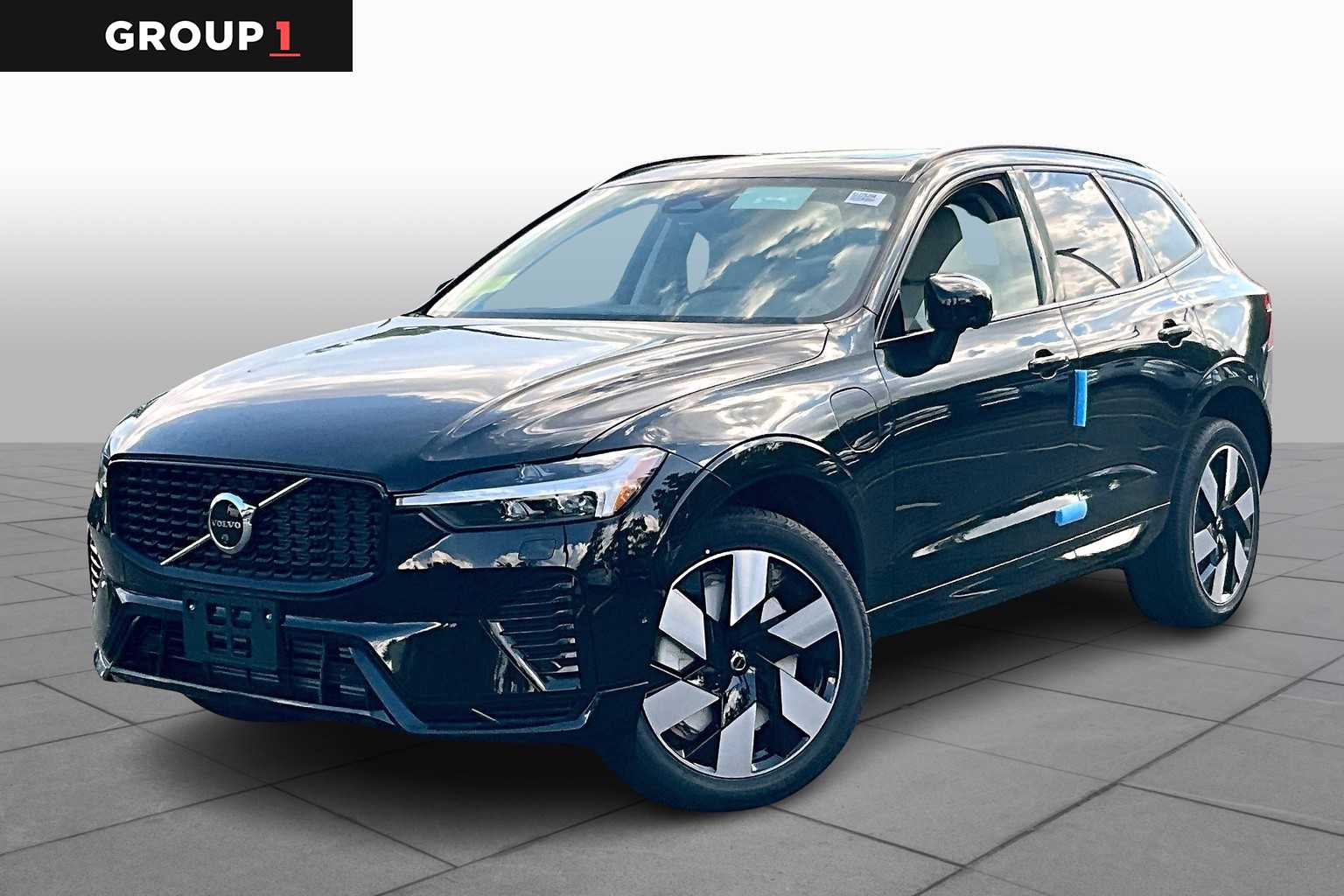 2025 Volvo XC60 Plus's photo